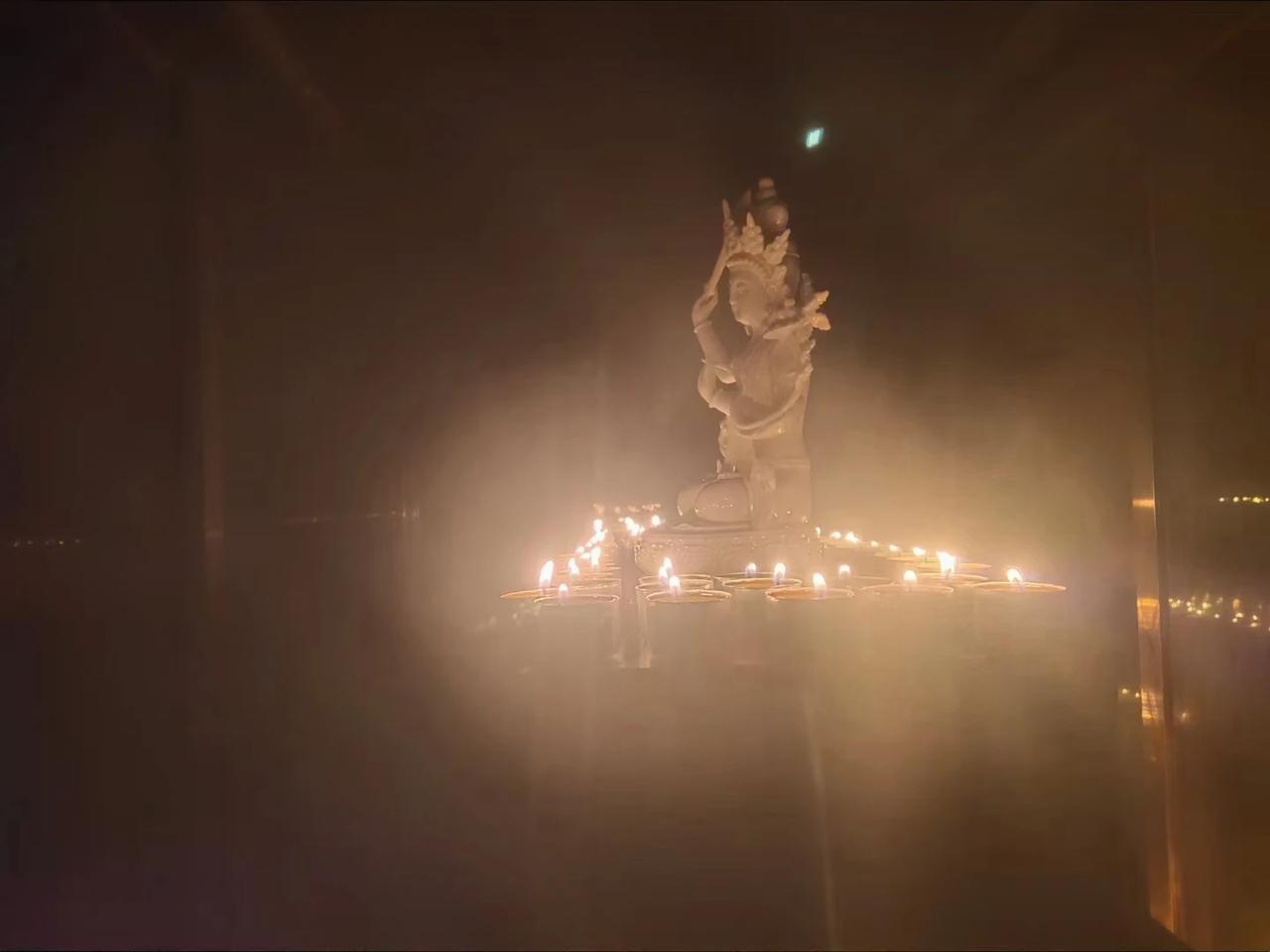 真正的闭关要能做到： 
    （一）关闭六根贼。 
    （二）禁足妄想心。