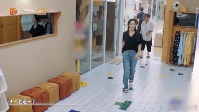 何炅在宿舍官宣向往的生活何炅与宋茜交流宠物养育经验时，主动提到：“我们《向往的生