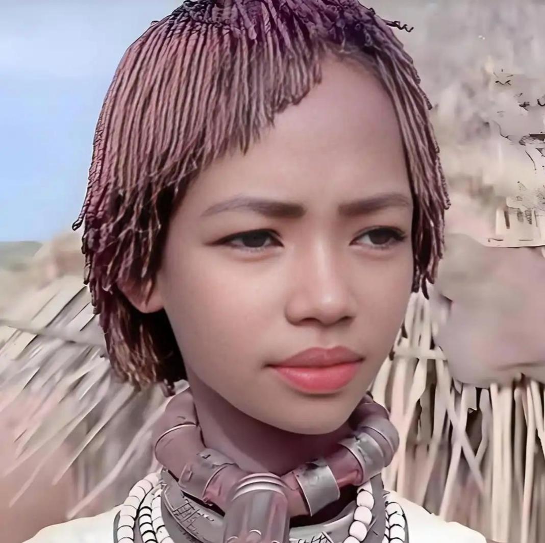 被中国父亲抛弃在非洲的中非混血女孩，除了皮肤略黑，是不是很像中国女孩。寻父路很漫