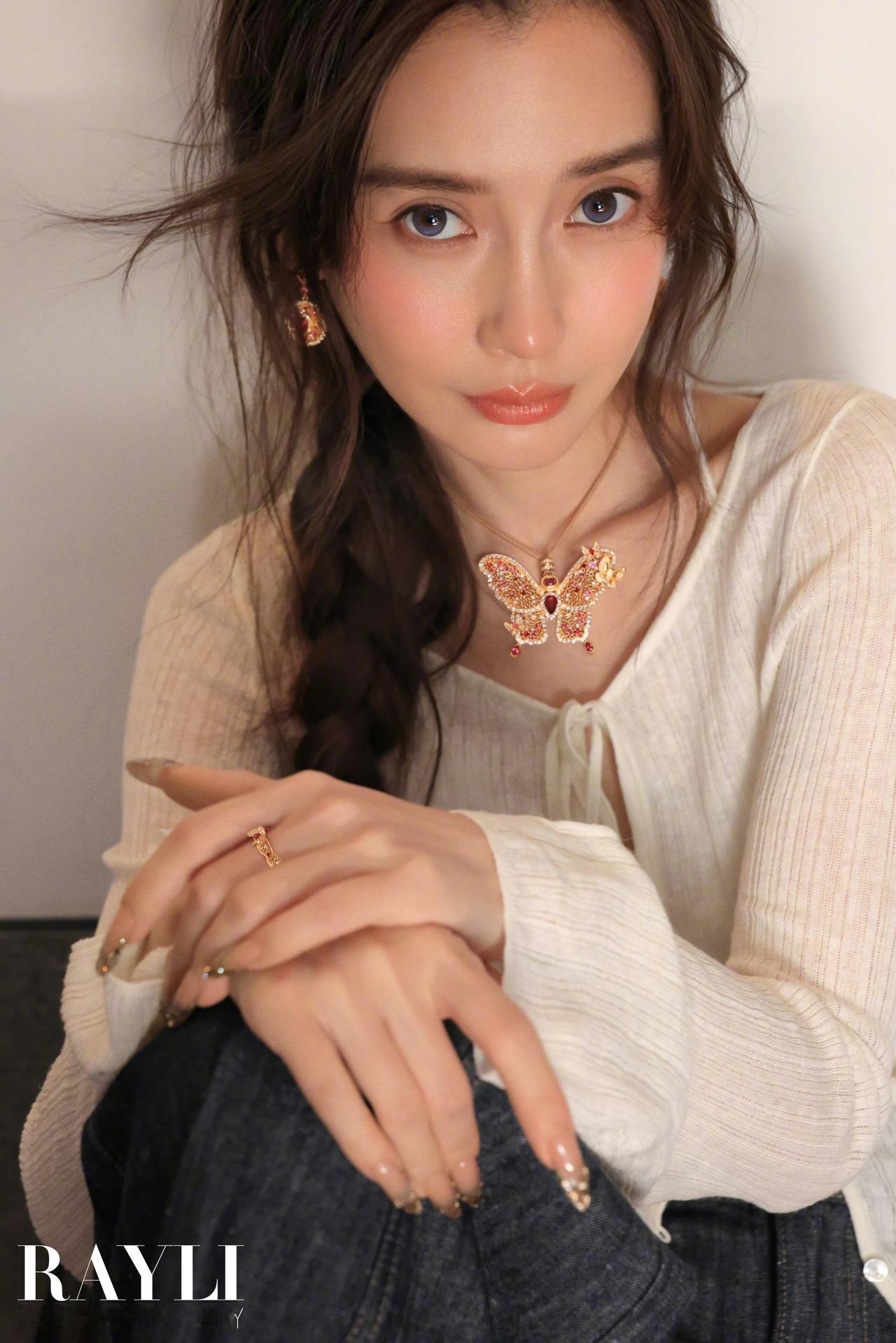 杨颖好清透的妆容好美[送心]