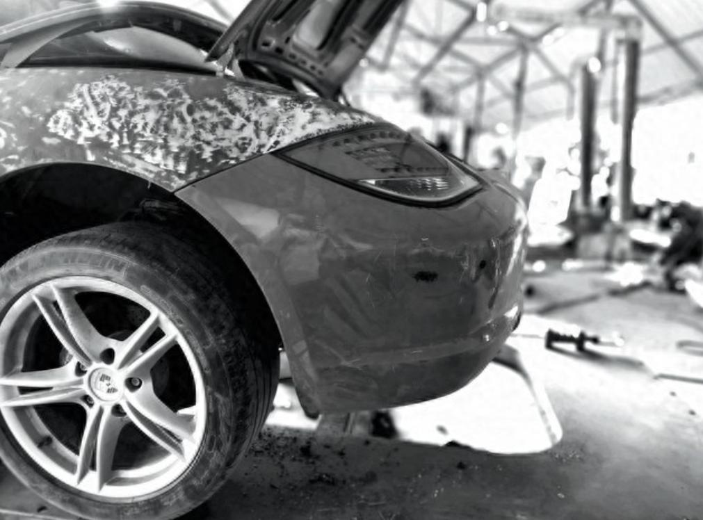 昨天一台2017年的汉兰达拖进店里，车主说等红灯时方向盘抖得手发麻。我掀开盖子看