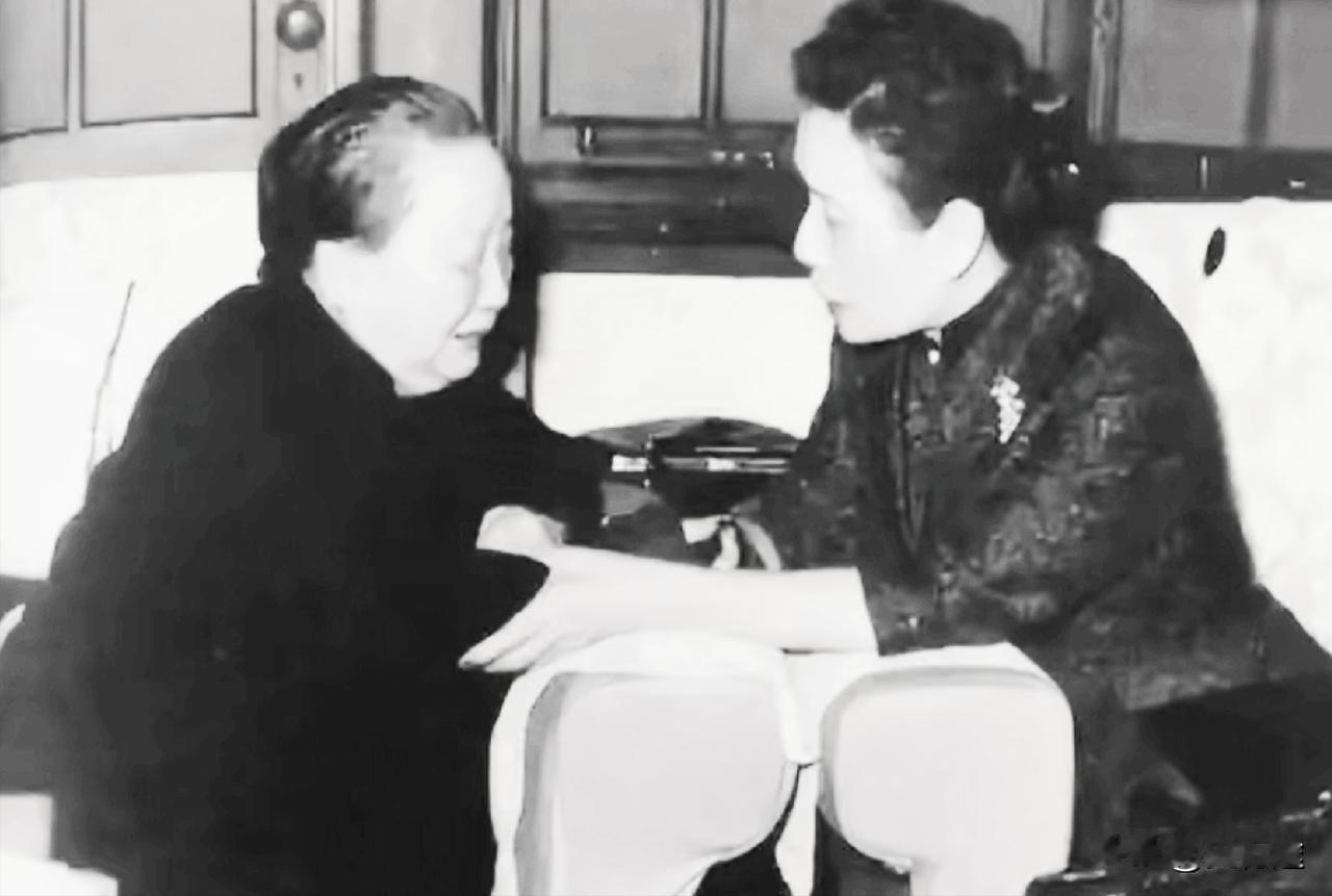 1962年，胡适去世，宋美龄安慰胡适夫人江冬秀。

江冬秀当年72岁，宋美龄64