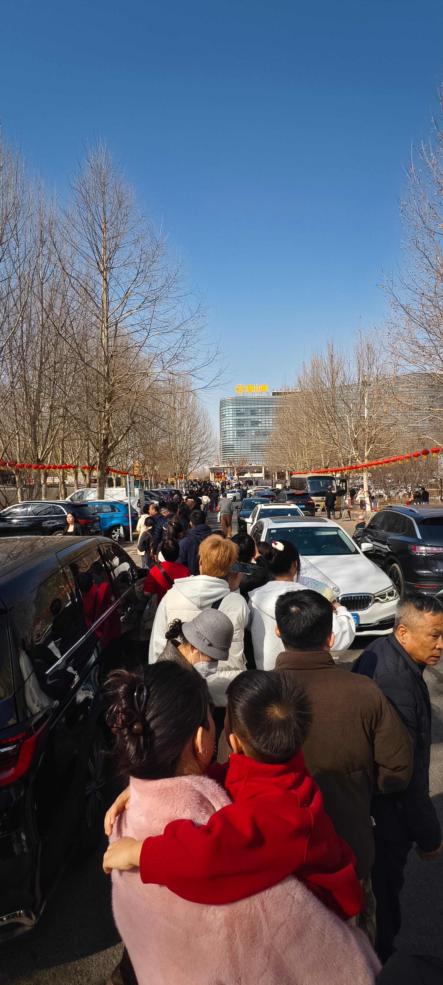 堪比春运的唐山宴排队现场(前面玻璃幕墙建筑就是唐山宴日常分享 ) 唐山·唐山宴