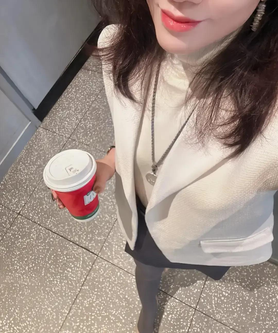 杨绛先生一段“保持内心阳光”的小段子上热搜，配图是她晚年微笑的老照片。
点进去一