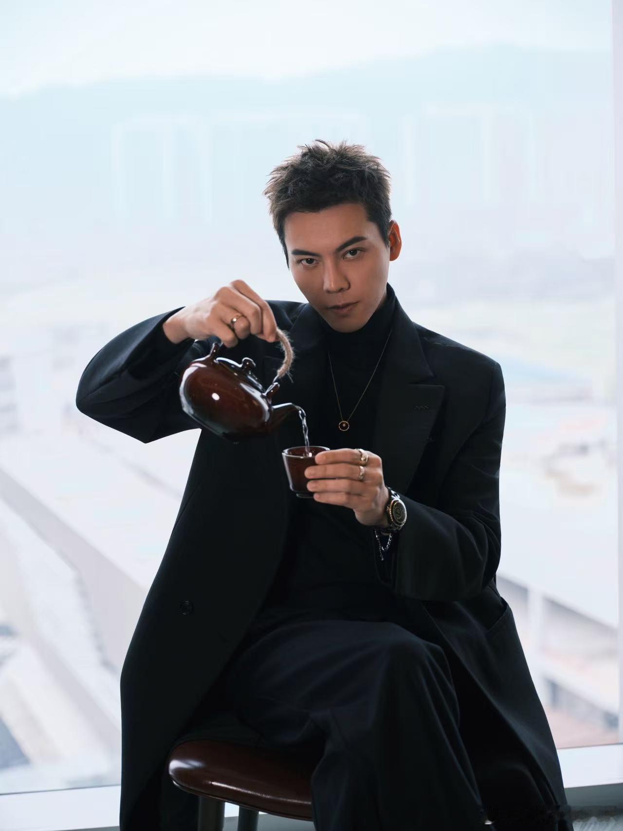 陈伟霆 神父 礼服设计简约，却不失庄重，搭配背头发型和简洁配饰，陈伟霆的神父气质