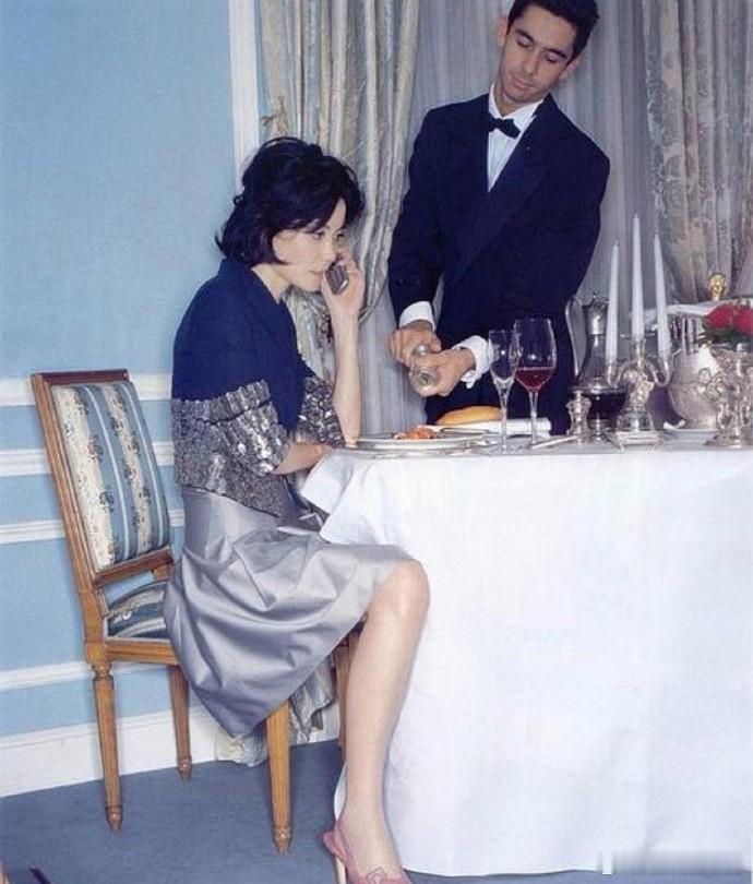 1994年，25岁的王菲正在拍摄广告，并非网传的在半岛酒店享用早餐。在数张图片中