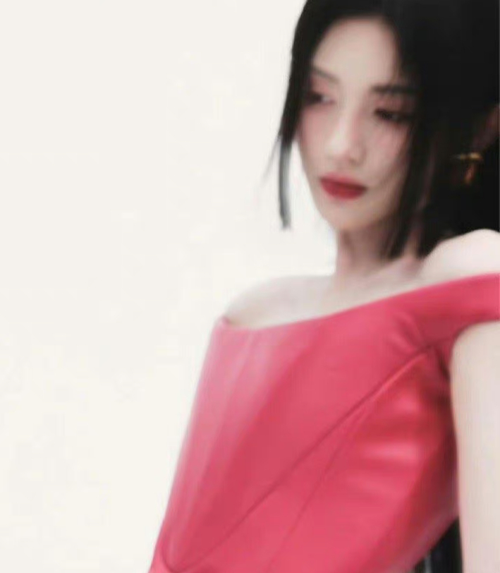 鞠婧祎干嘛把自己打扮成妇女 ​​​