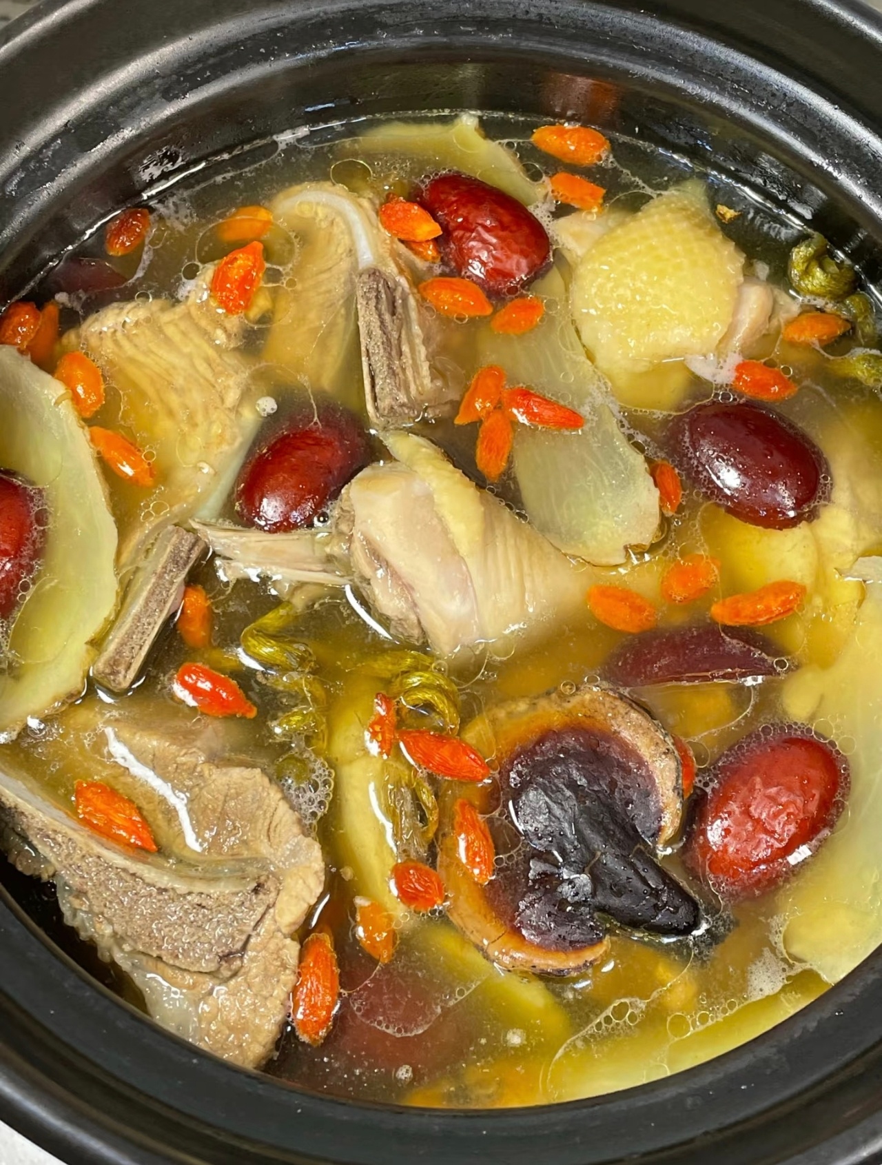 中医点赞莫氏鸡煲配方广东煲汤绝对是第一，而且非常滋补！而且广东的煲汤真的很有效果