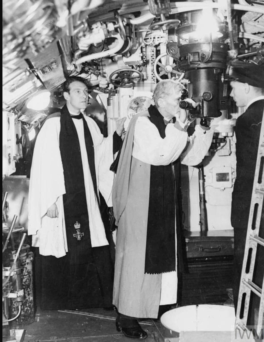 1942年5月，利物浦主教在为一艘英国皇家海军潜艇举行祝福仪式后，参观潜艇并透过