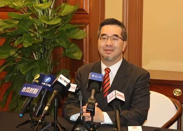 警惕！

两面三刀的操作空间只会越来越小

萧旭岑的一杯酒，仿佛在两岸同胞之间掀