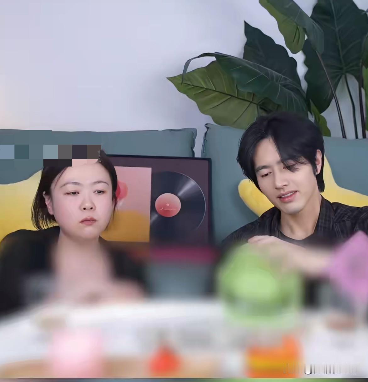 罗正与颜安近期先后翻红，二人走红轨迹十分相似，逆袭离不开幕后女性经纪人的全力扶持