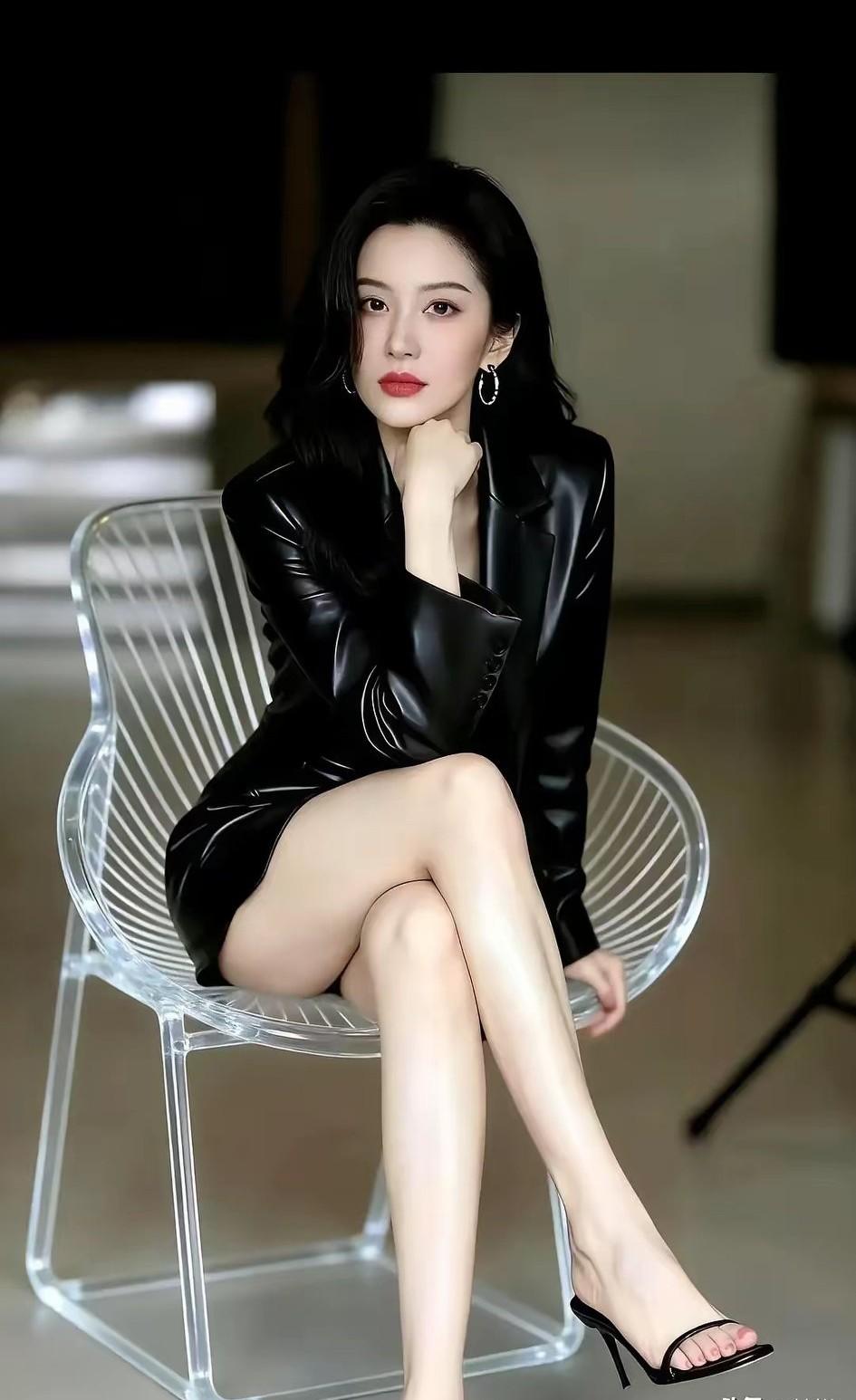 这位女子漂亮吗？衣着打扮时尚吗？气质出众吗？属于男人喜欢的类型吗？