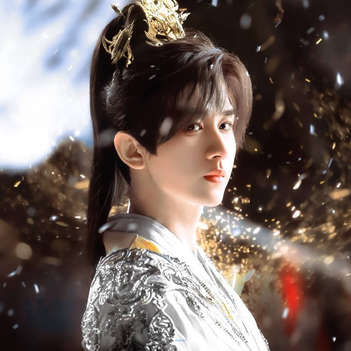 他站在光里，却为角色走入长夜破碎感与坚韧性在他身上 paradoxical 共生