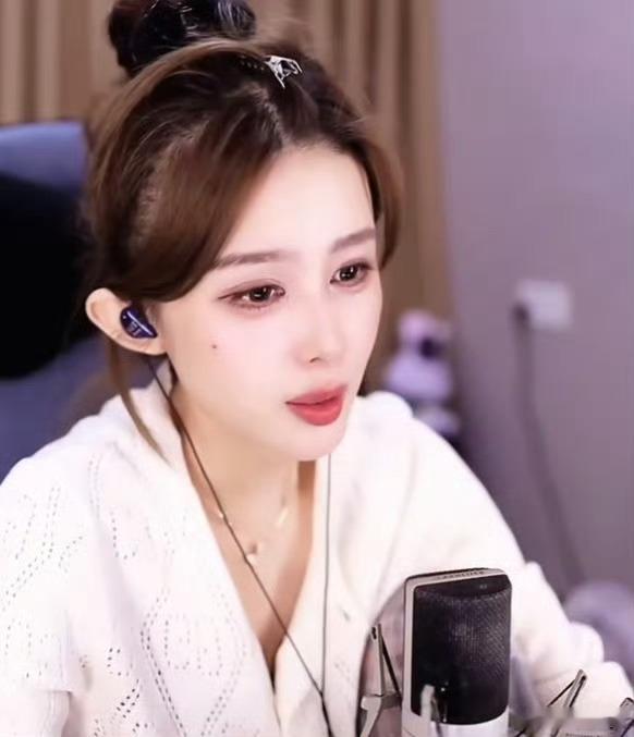 雕哥爆料果冻可能会去刀区团播当一天助理！讲道理果冻的户外效果还是很不错的啊！do