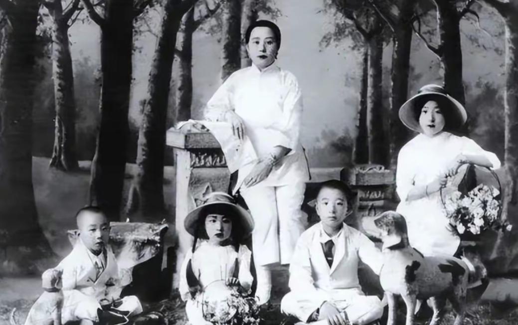 1906年，31岁的张作霖强势娶了18岁的许澍旸，大婚当夜，张作霖搂着许澍旸纤细