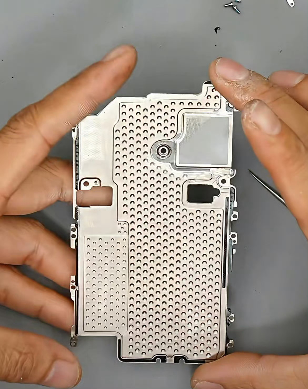 iPhone18Pro这么大的散热板，冬天来了，别把A20Pro冻着了。 ​​​