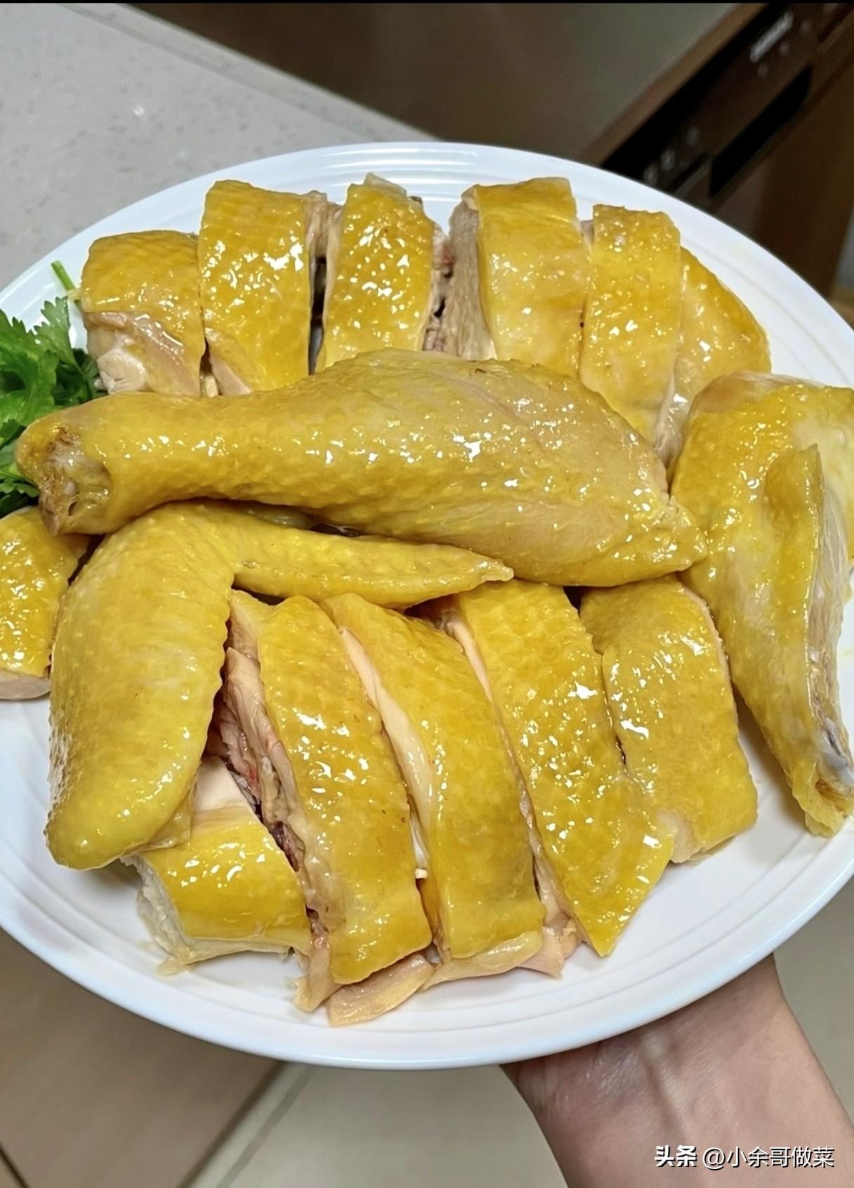 来海南过冬这几个月，真的特别喜欢这边慢节奏的烟火生活。
租住的公寓里住了很多各地