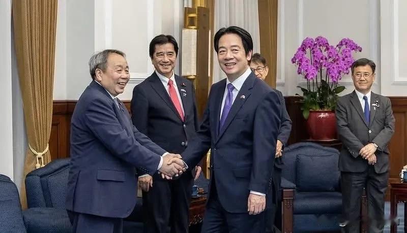 日本参议员、汉奸石平今天（9月13日）在自己的社交媒体显摆这张与赖清德的合影，说