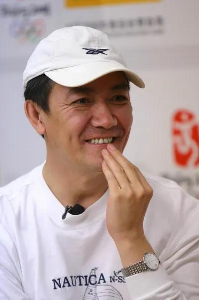 演员，李幼斌说，我小时候没太上学，学习不好，没啥文化，然后一看不行当演员吧，那时