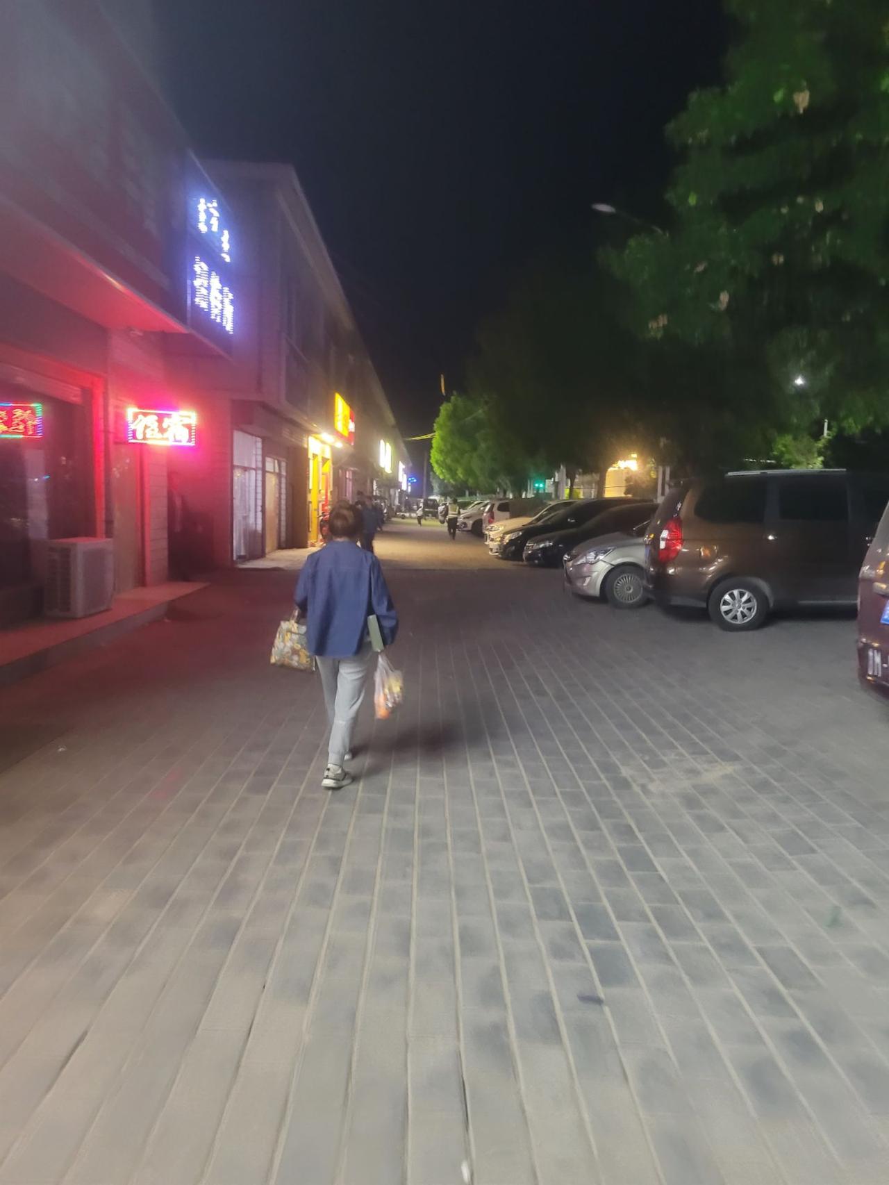 俗话说，一个好女人会旺三代的。这里我得提提我家婆婆。

婆婆家住在城郊，有三个儿