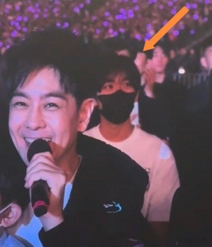 15岁Kimi近照，眉目和爸爸林志颖17岁时一模一样啊，戴着口罩都挡不住帅气！ 