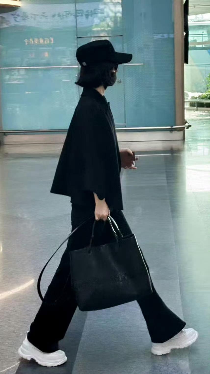 赵丽颖机场Allblack穿搭 每次都让人眼前一亮！！身材真好，随性的搭配风格，