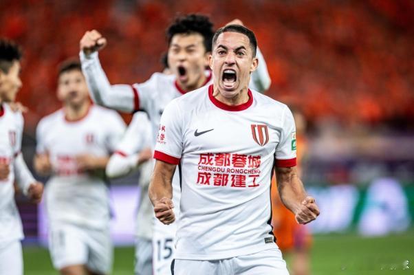 5月3日讯 中超第10轮，蓉城主场1-0战胜上海申花登顶积分榜，《足球》报撰文表