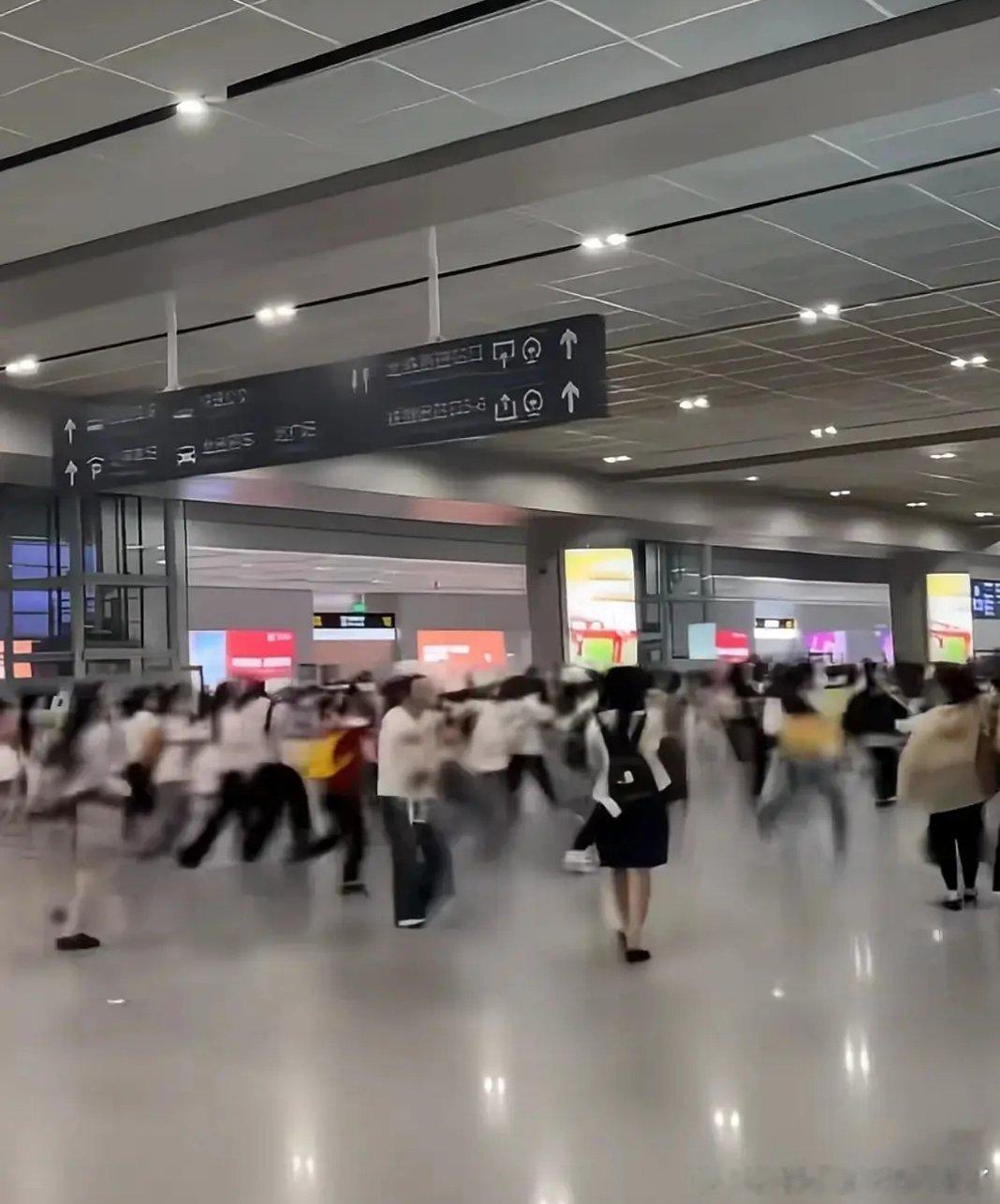 这不都是因为品牌和商场预案不足低估人数么……不是好多明星线下活动都取消过么，之前