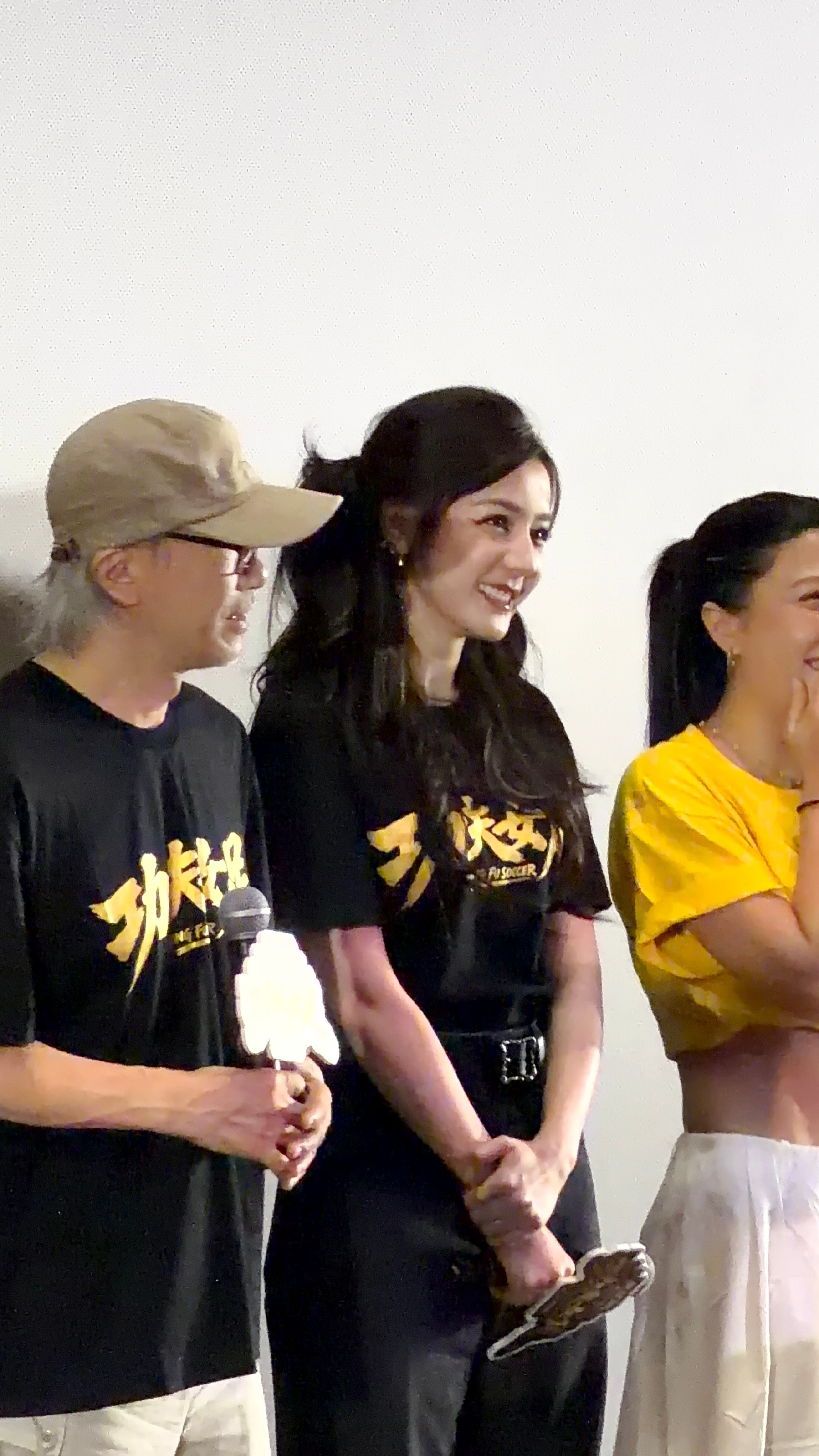 迪丽热巴看到了粉丝灯牌迪丽热巴看粉丝灯牌的眼神 全场灯牌亮起时热巴温柔抬眼，柔软