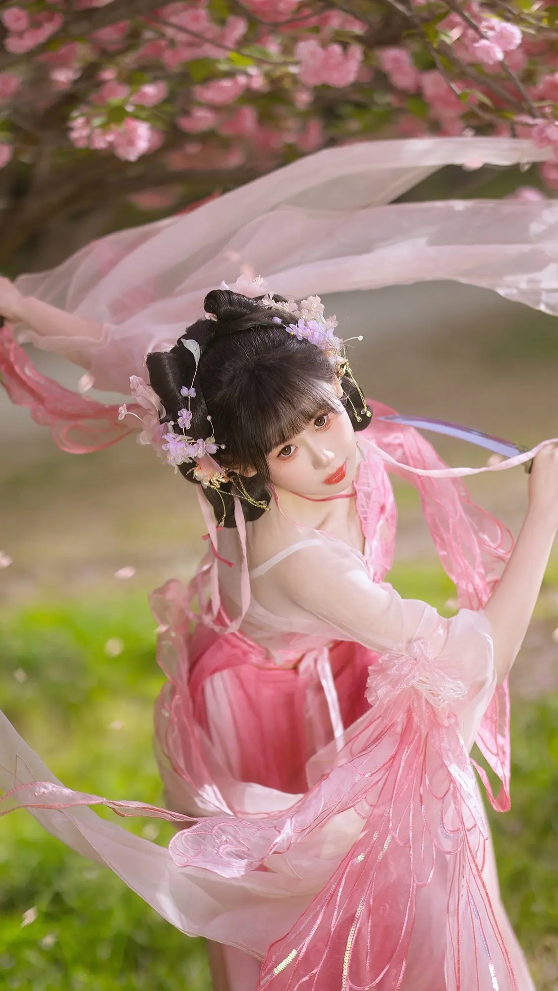 “师兄，看我新招”。春樱拍个小师妹 风也吹的好给力