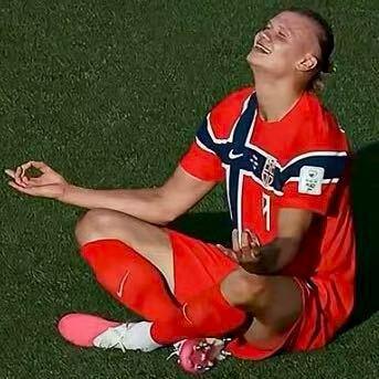 哈兰德和姆巴佩谁能先夺金球?
大概率还是姆巴佩。主要是因为法国实力太强，挪威实力
