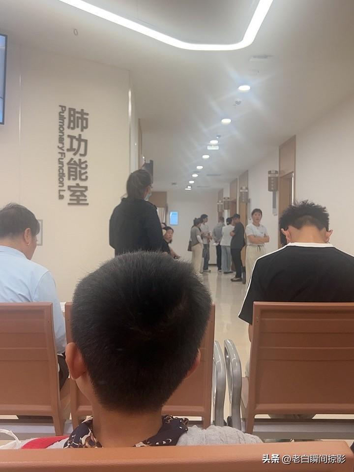 今天上午，陪妻去省人民医院做检查，网上预约挂号，提前两小时手机签到，真方便！