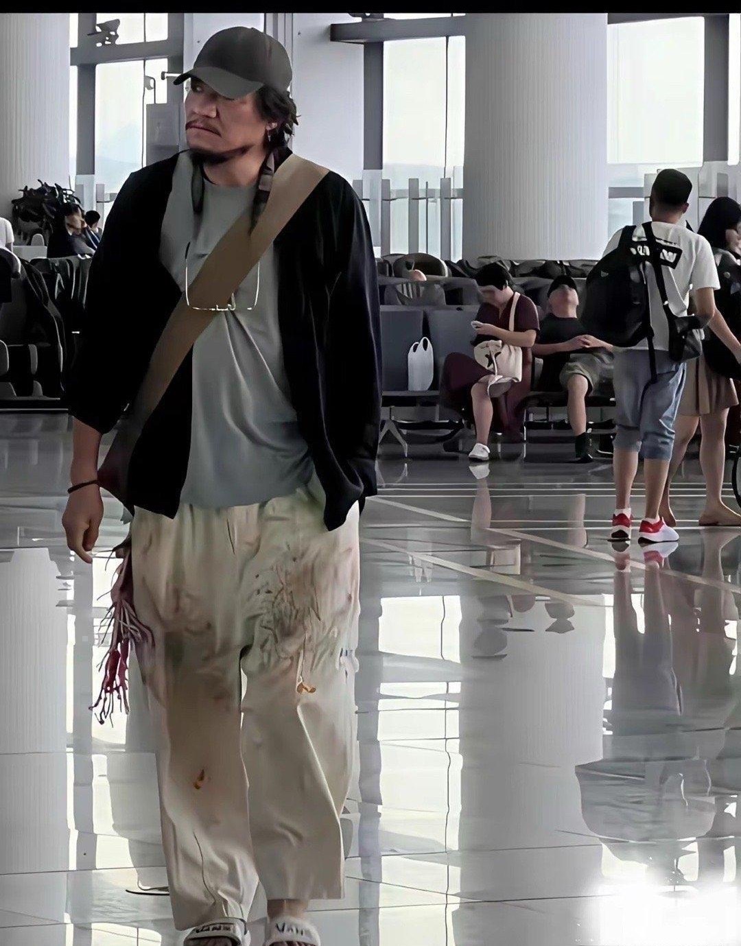 你以为他是流浪汉，其实人家穿的是巴黎世家。 ​​​