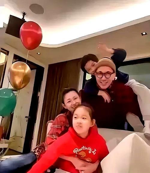 大S再婚三年真的幸福吗？
看到她把这张照片在过年的时候发给汪小菲，
我就知道，她