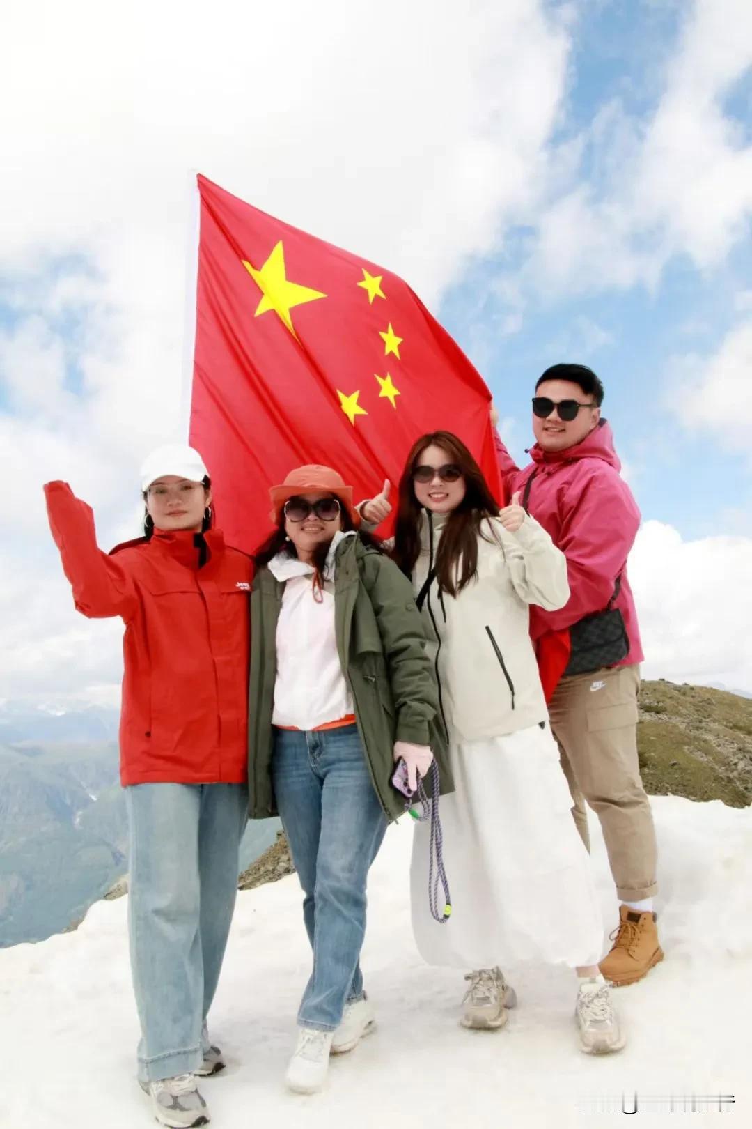 我们生在国旗下，长在春风里。当脚步踏上禾木云霄峰的刹那，才懂何为“目光所至皆华夏