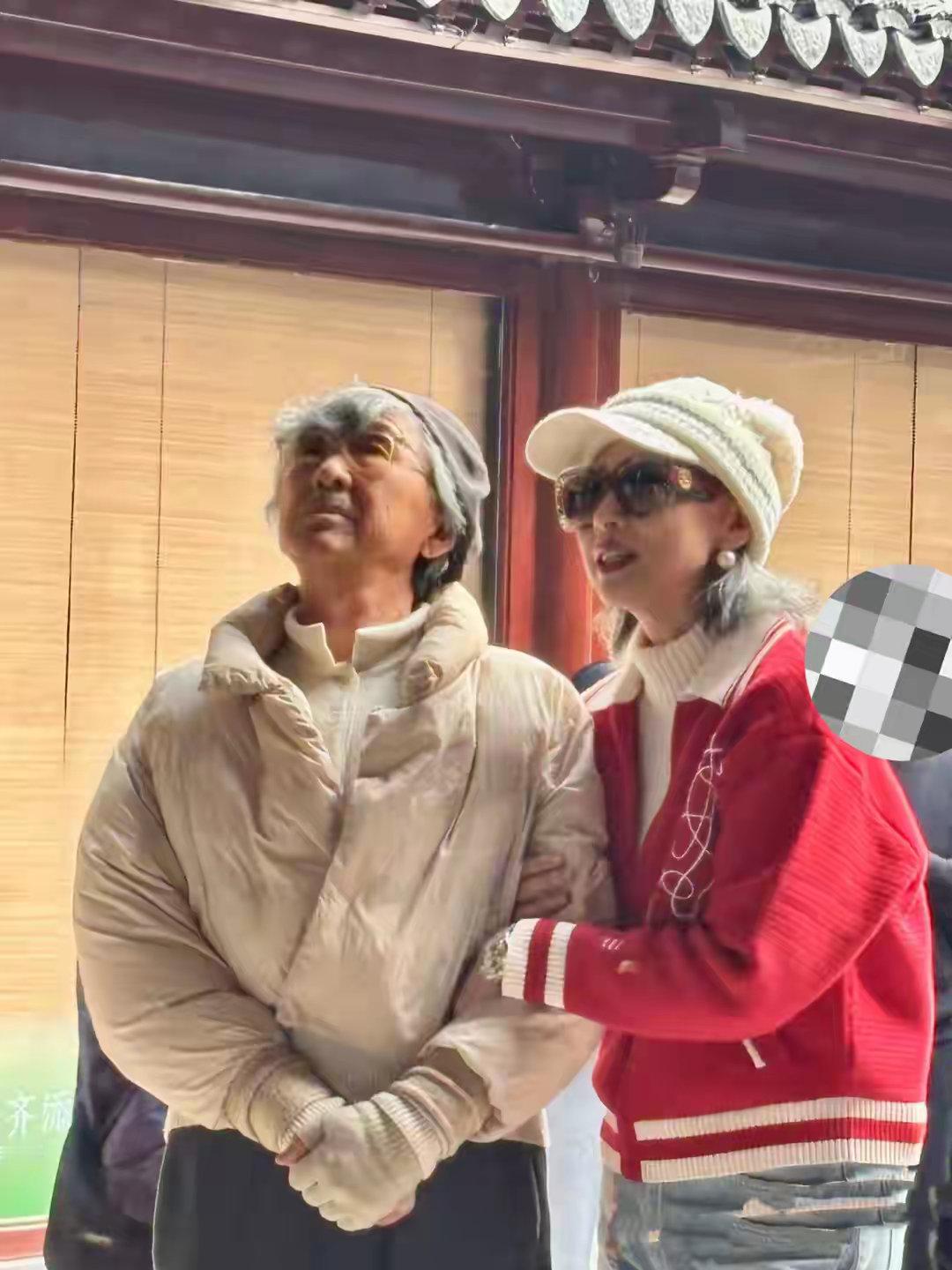 78岁林子祥上海城隍庙祈福，皮松肉垮满脸老年斑，和叶倩文像父女 