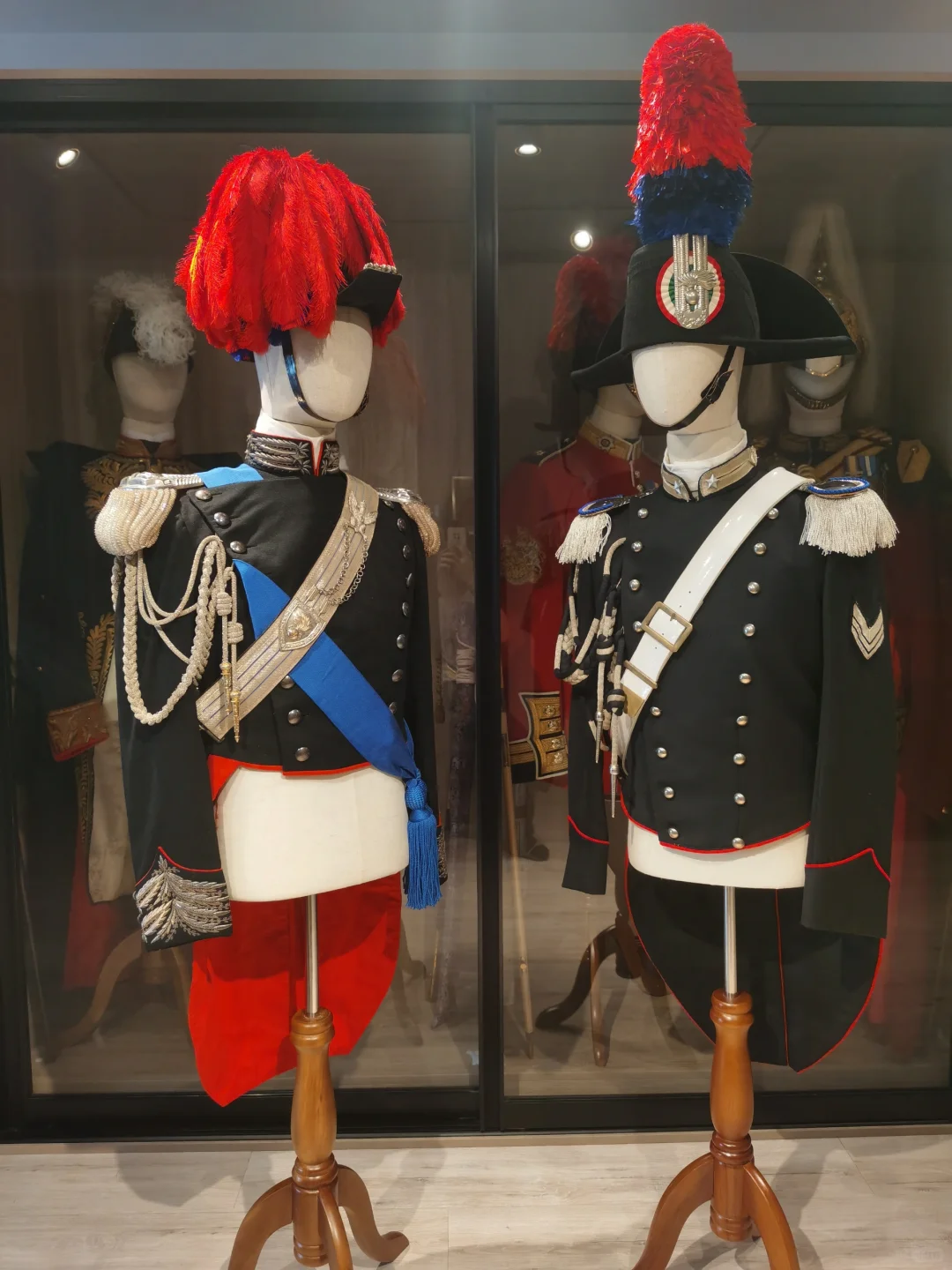 两套意大利卡宾枪骑兵（Carabinieri）礼服