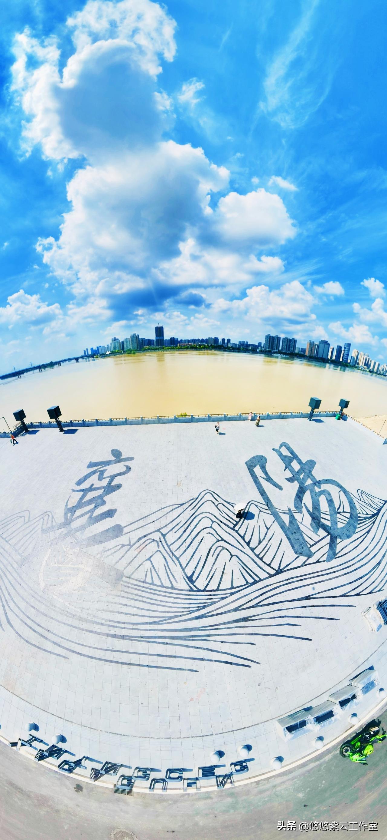 大疆360全景镜头定格下襄阳临汉门广场绝美一幕，刚建成的观景平台氛围感太棒了。
