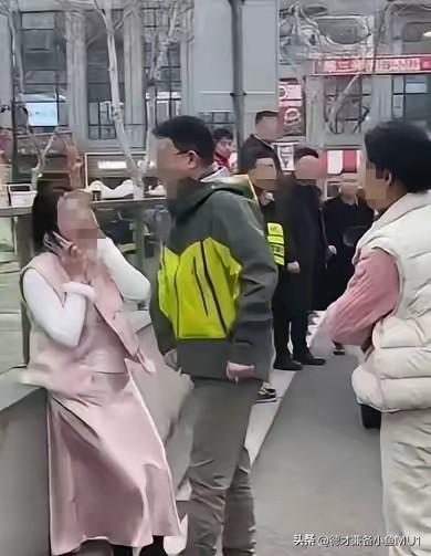 扬州女司机被打事件刷屏：嘴有多毒，下场就有多惨。事情起因是两车发生轻微剐蹭，仅车