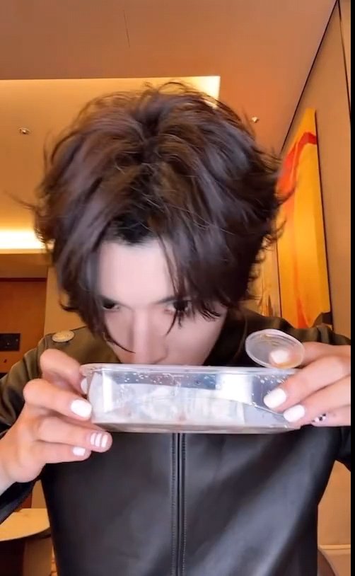张峻豪是不是偷偷看了牛来张峻豪品尝美食顶级过肺牛来！哦哦哦哦，张峻豪牛来配音演员