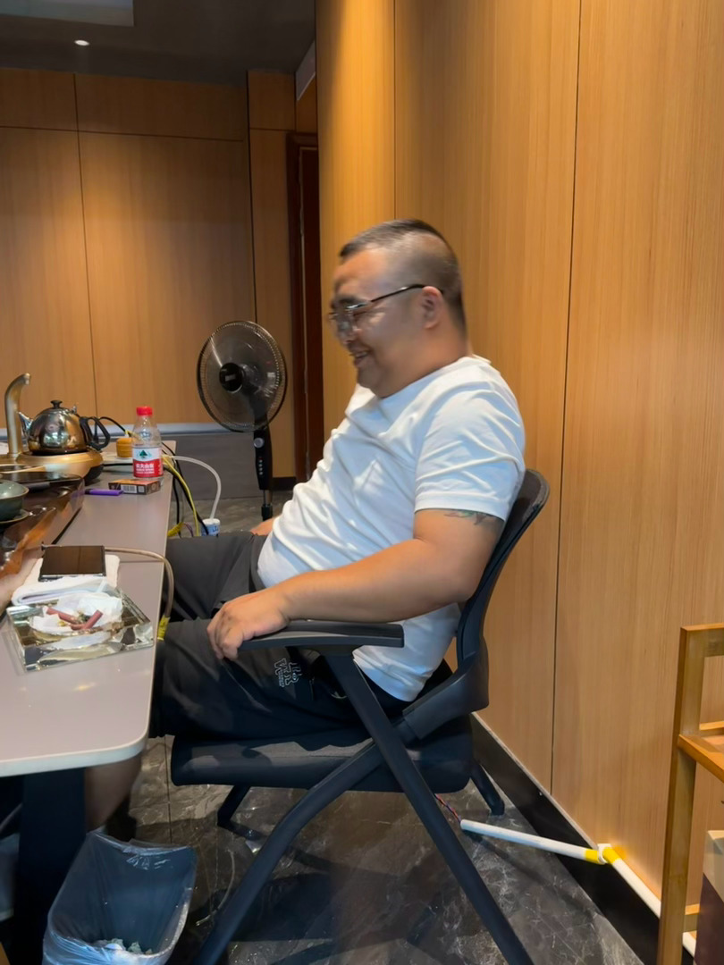 我看成，今晚小黑猪技师可以上线… 文山