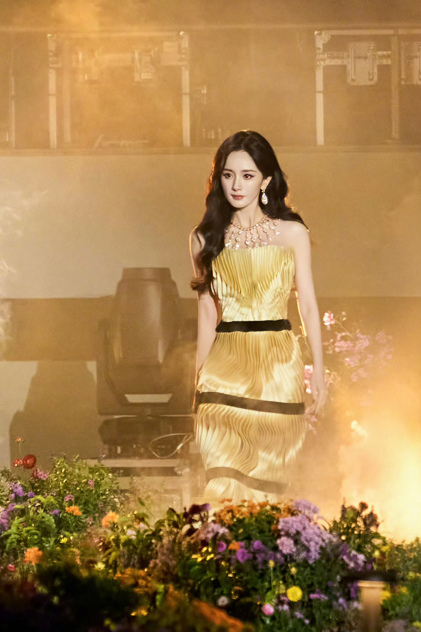 杨幂刘亦菲VOGUE红毯待遇红毯开场+C位大合照，还得是自律自信自强的中国女演员