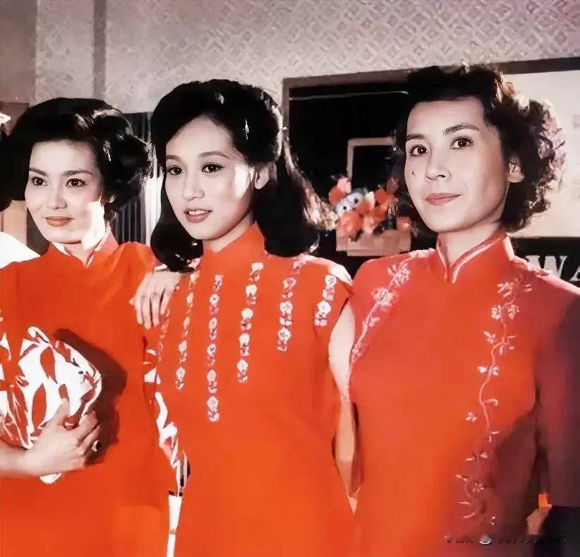 中间的是李克纯icon，有点像翁美玲版的黄蓉，左右边的女生谁？一个清冷中透着高贵