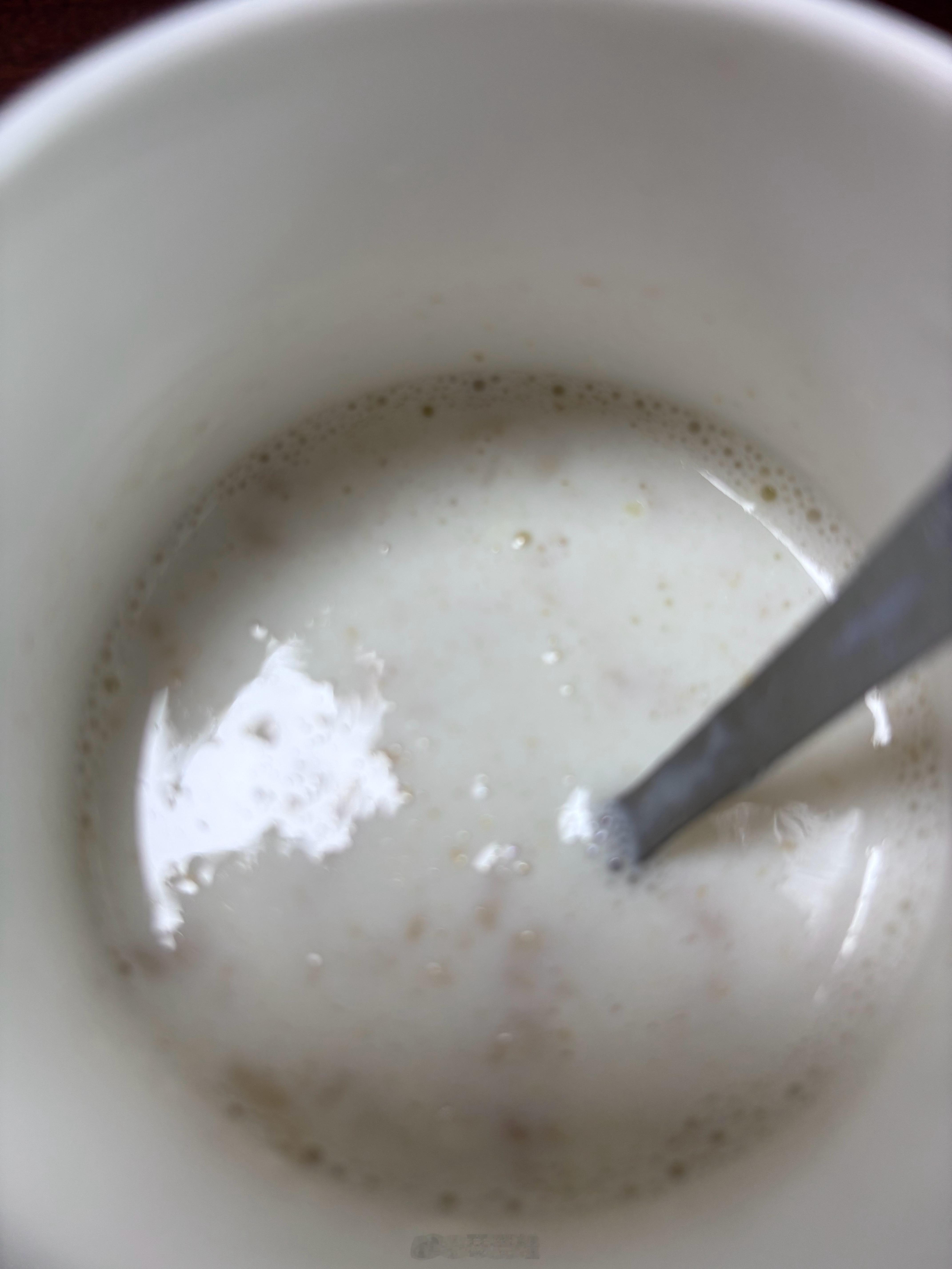 今天早上让爸爸不要煮我的早餐，我自己煮燕麦片牛奶喝。据说燕麦片养胃，以后只要有时