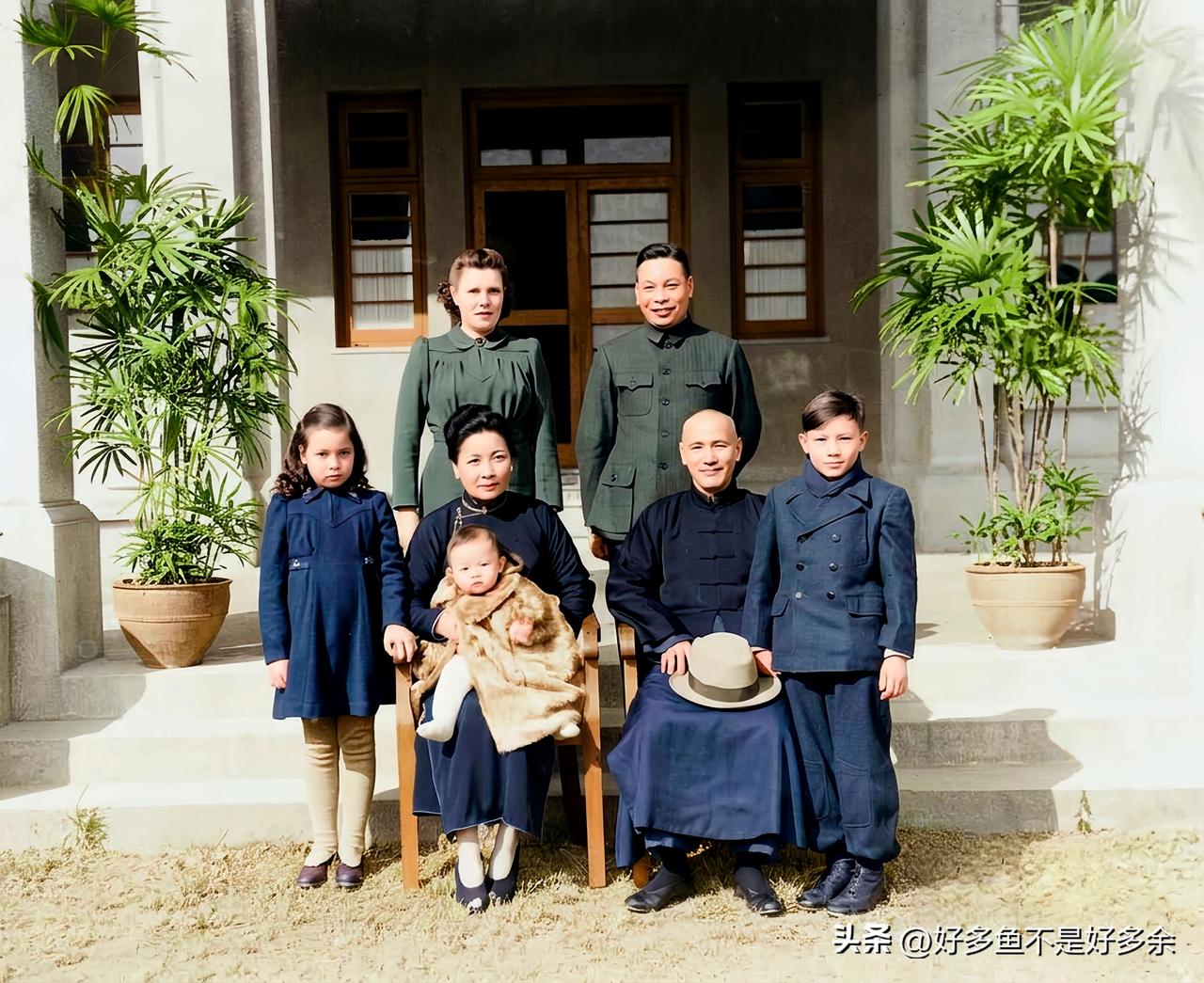 一九四六年二月，重庆，蒋中正与夫人宋美龄及儿子蒋经国、儿媳蒋方良、孙子蒋孝文和蒋