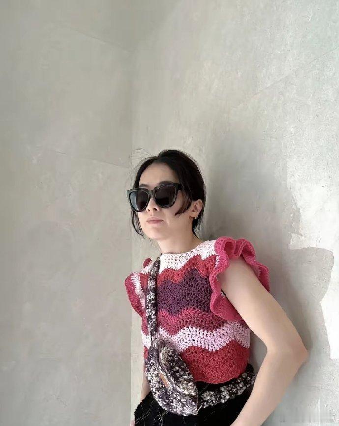 甘比的审美真令人费解，身为富婆却常穿自织毛衣、背自织包，显得格外朴素。 