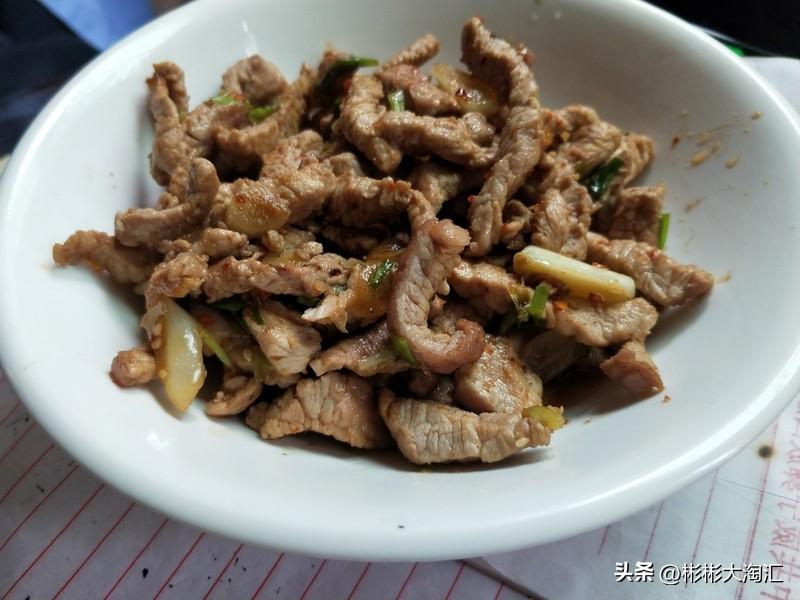 吃瘦肉牛肉塞牙这事太常见了。牛肉纤维粗，很容易嵌进牙缝里。我上次吃牛排，塞得那叫