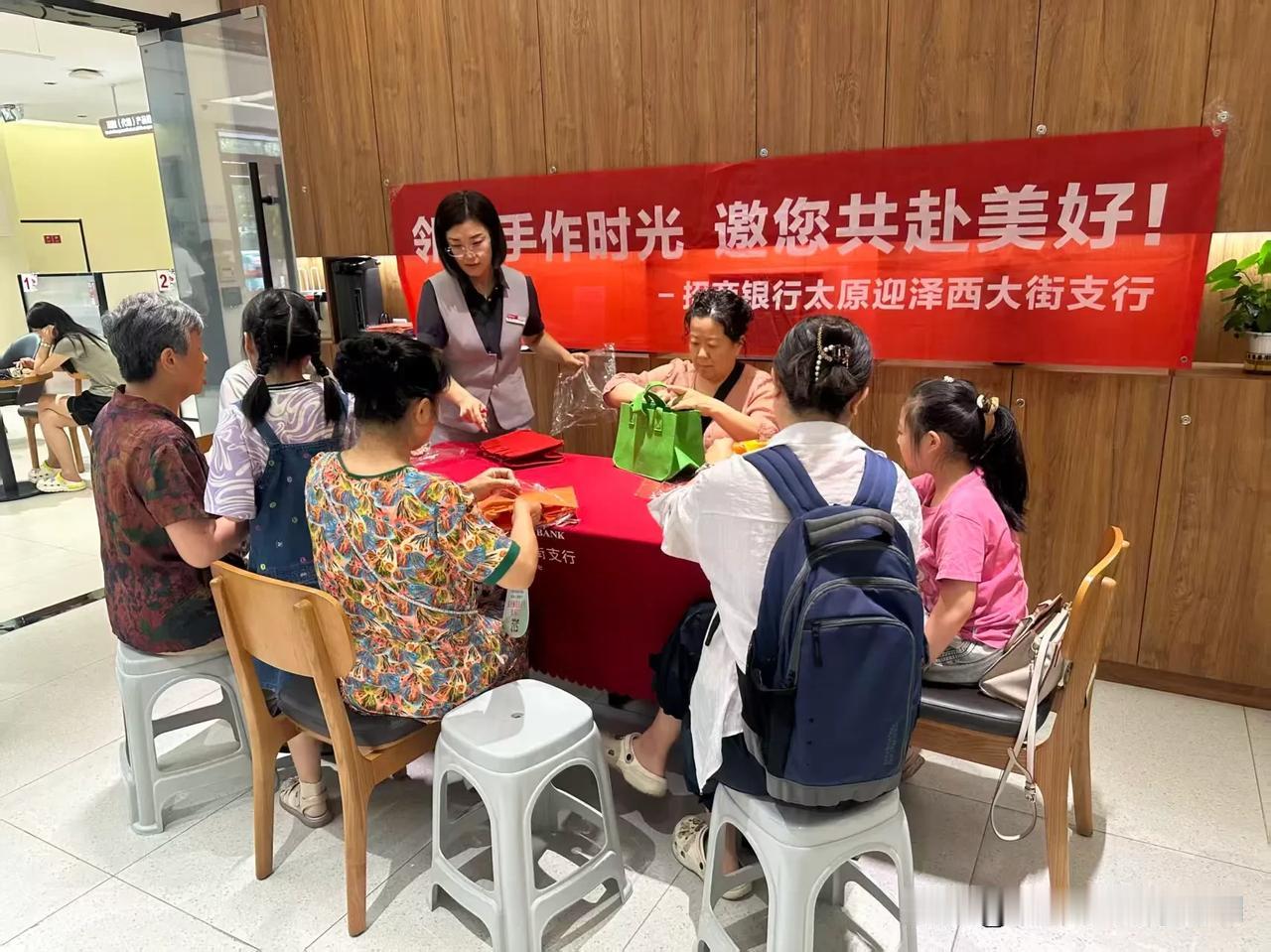 万柏林区和平街道西巷社区手工DIY活动 指尖手作凝聚邻里温情

万柏林区和平街道