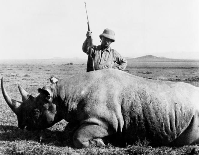 ·1910年，美国前总统西奥多·罗斯福，在非洲捕获一头犀牛后留下的照片，此时他刚