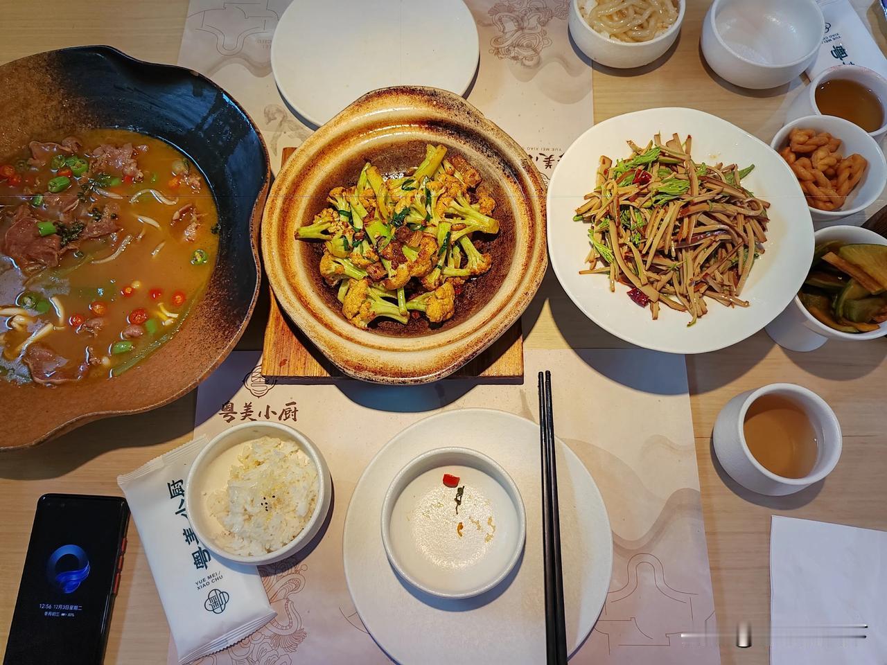 沈阳开饭店，食材进货渠道多样。一些饭店会选择当地的大型蔬菜批发市场，比如八家子水